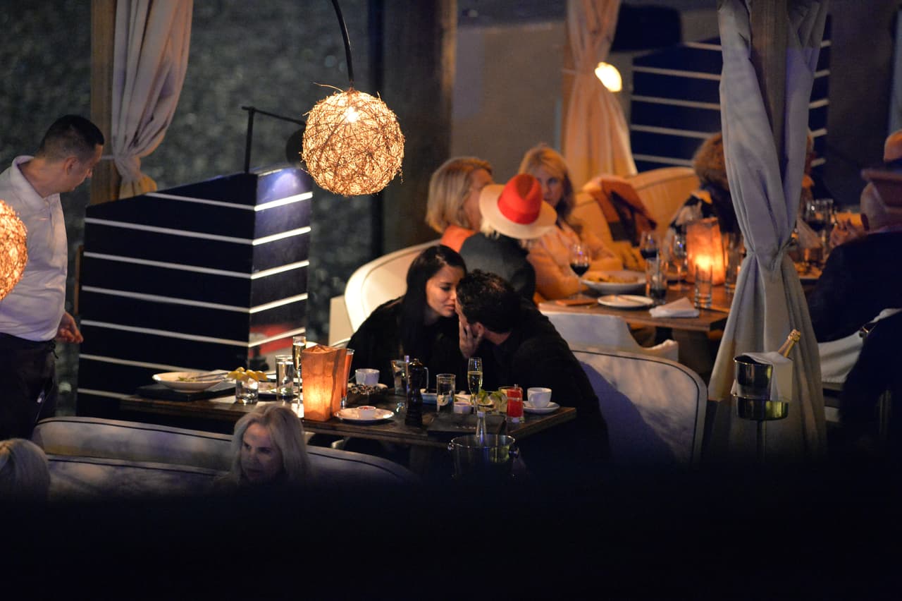 Adriana Lima rompió con el receptor de New England Patriots Julian Edelman hace sólo una semana. Sin embargo, se le vio besándose en un restaurante con el chico malo de los muchachos de Nueva York Mitch, Matt Harvey. Estas son las primeras fotos de la nueva pareja. La pareja llegó en yate y cenaron y tomaron champán por horas en el River Yacht Club el 15 de marzo de 2017, en Miami, Florida.