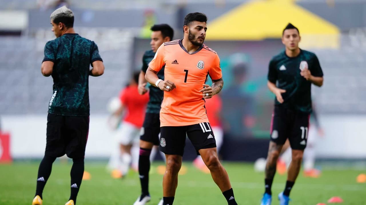 Alexis Vega utiliza jersey de Luis Malagón durante el calentamiento del México-Canadá