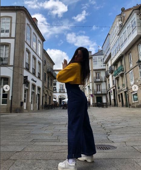 Claro que al estar en contacto con la música y artistas urbanos su estilo se vio muy influenciado; no sólo musicalmente, también en la moda. Pues desde el lanzamiento de los temas ‘Llámame más tarde’ o ‘Antes de morirme’, sus ‘outfits’ incorporaron varias prendas en tendencia entre los reguetoneros.