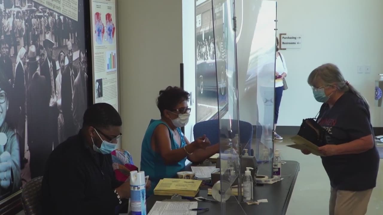 Pese a algunas dificultades técnicas, miles de personas emiten su voto en el condado de Bexar