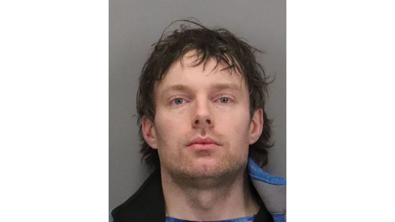 Peter Karasev fue arrestado por la posesión de narcóticos y explosivos en una casa de San José. El hombre vivía con su esposa y dos hijos en una casa de Potomac Court.