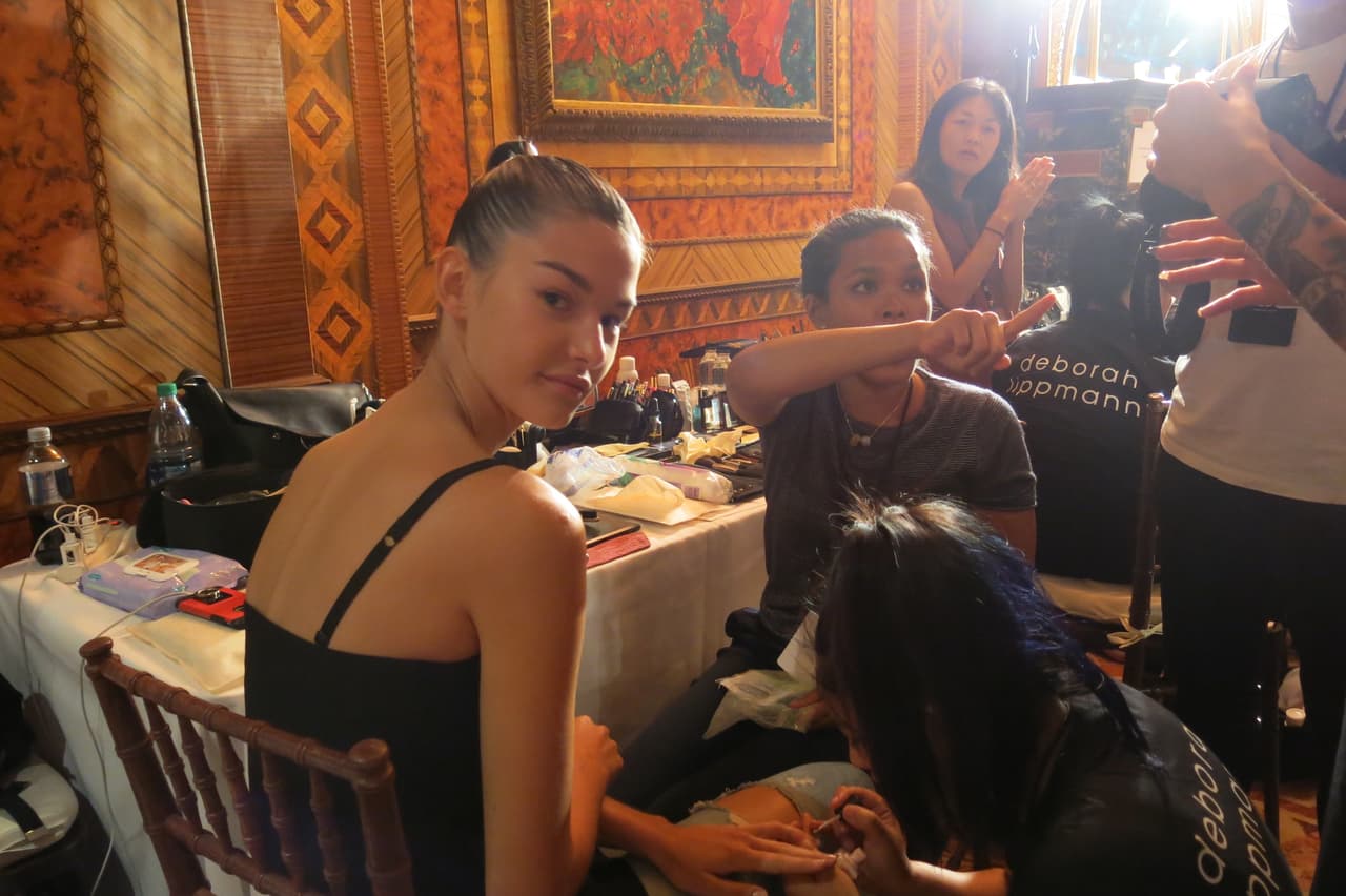 "El maquillaje no es muy pesado y se ve muy bien con las prendas de 
<a href="https://www.google.com/webhp?sourceid=chrome-instant&ion=1&espv=2&ie=UTF-8#q=brandon%20maxwell">Brandon Maxwell</a> que son sublimes", asegura Pecheux.
<br>
<br>