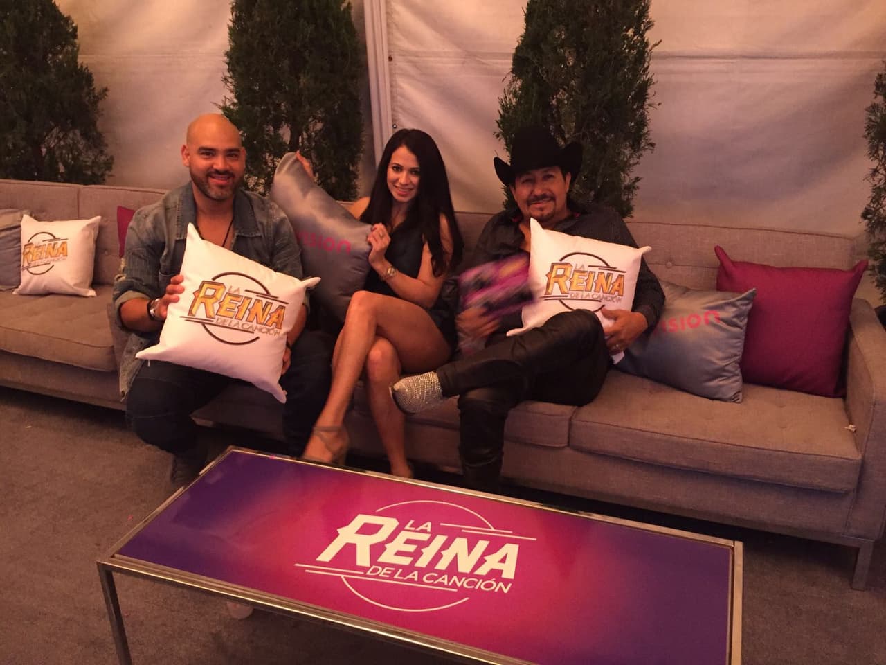 Relajándose antes de salir al escenario y presentar a Los Tigres del Norte.