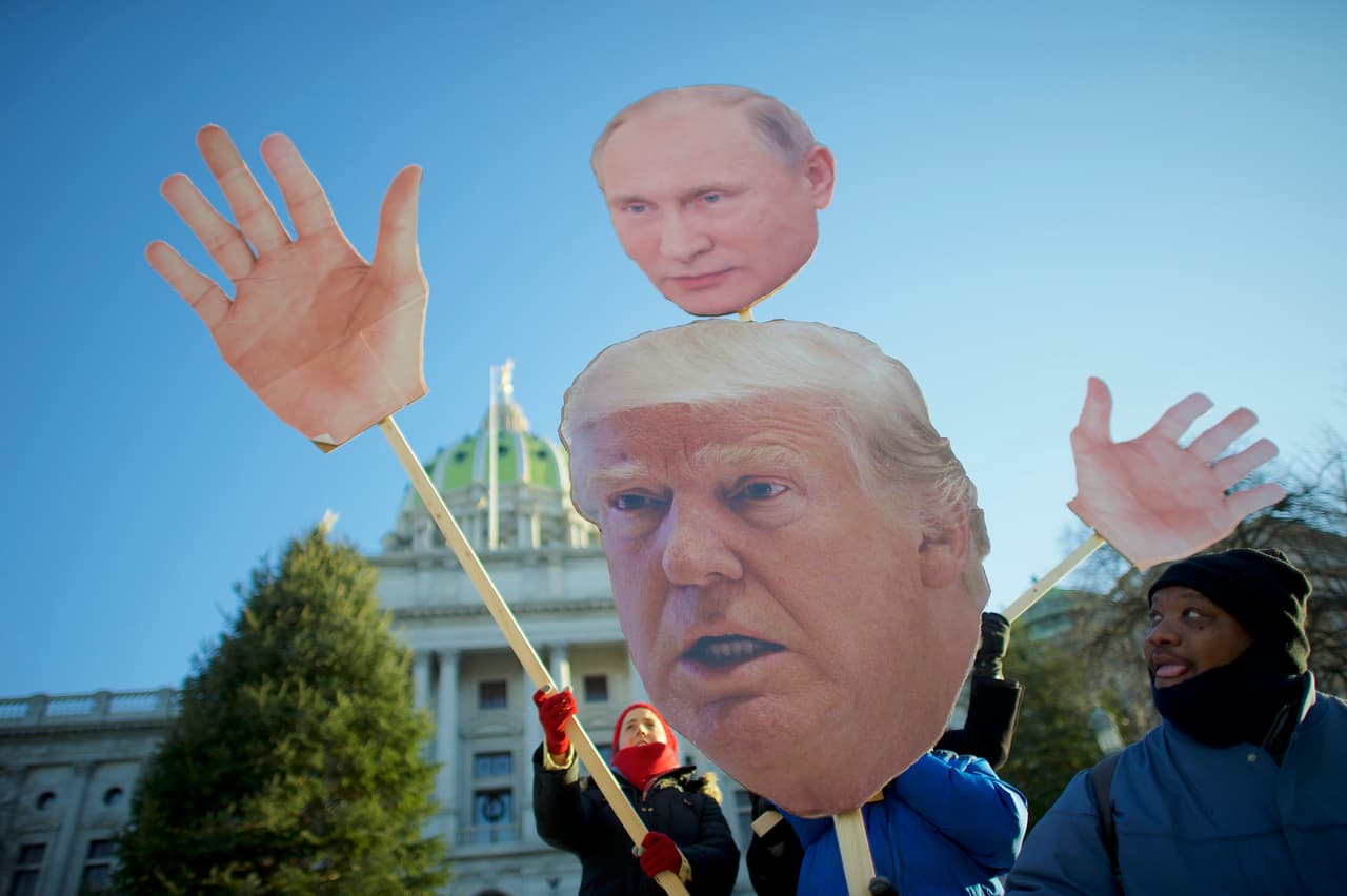 En Harrisburg, Pennsylvania -uno de los tres estados del “cinturón de óxido” que ganó Trump por pocos miles de votos- un grupo se manifiesta a las afueras del capitolio justo cuando el colegio electoral local se reunía para certificar el triunfo del republicano.