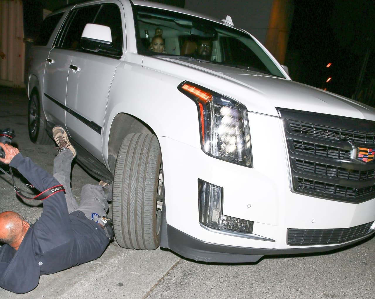 En el furor del momento, trascendió que el individuo siguió disparando su cámara mientras que el chofer de la camioneta intentaba salir del estacionamiento.
