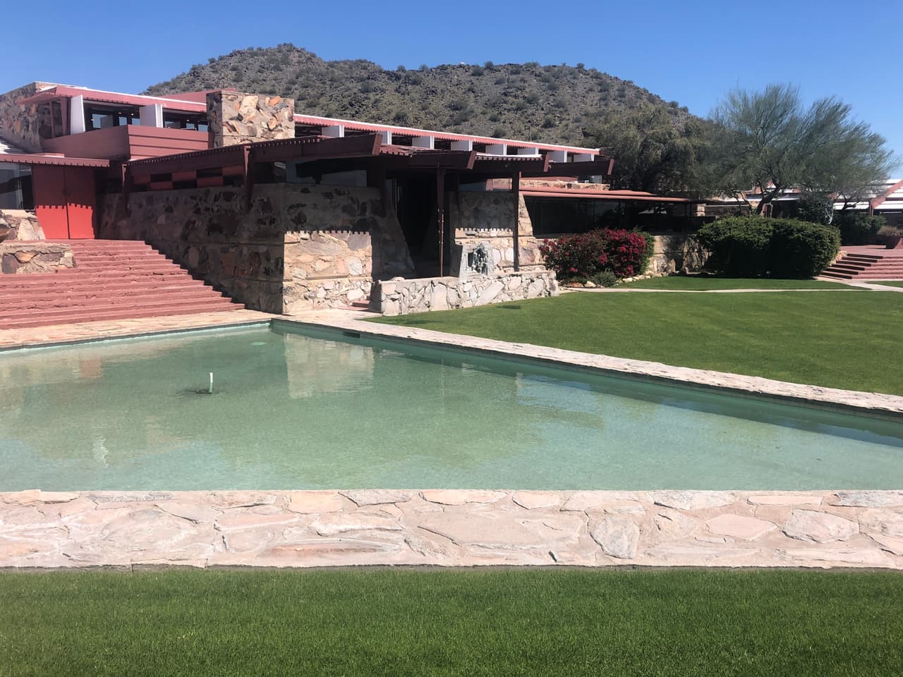 Rector universitario de Brasil muere tras ser golpeado por un fragmento de techo en la casa museo de Wright en Arizona