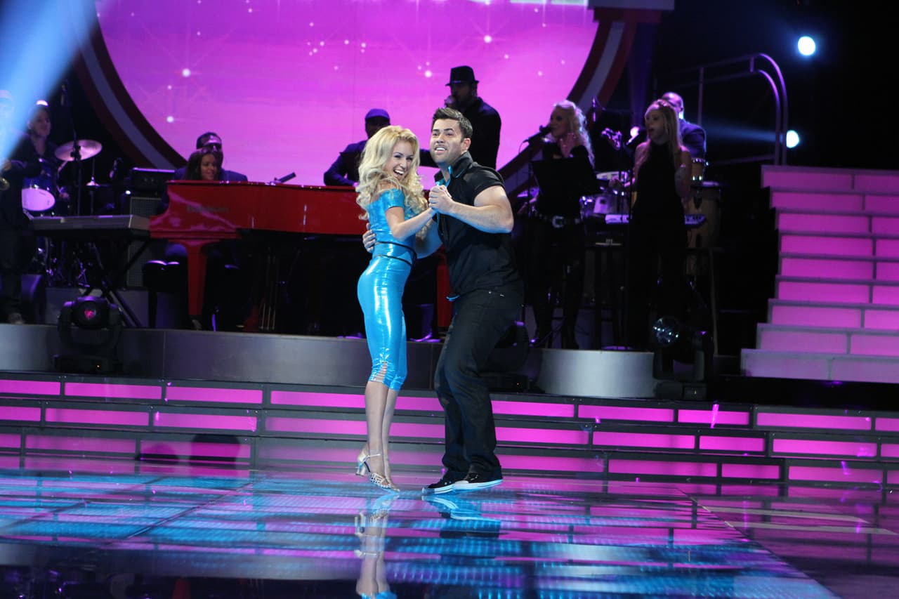 En esa ocasión, el cantante y su bailarina estuvieron muy acoplados bailando un rock and roll.