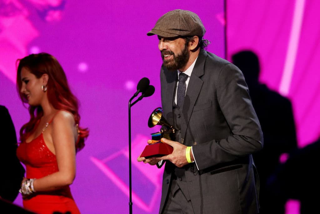 La actriz Bella Thorne y Silvestre Dangond entregaron el Latin GRAMMY al 
<b><a href="https://www.univision.com/shows/latin-grammy/juan-luis-guerra-y-4-40-triunfa-en-latin-grammy-2021-gana-mejor-album-vocal-pop-tradicional-video" target="_blank">Mejor Álbum Vocal Pop Tradicional</a></b> a
<b> Juan Luis Guerra con 4.40.</b>