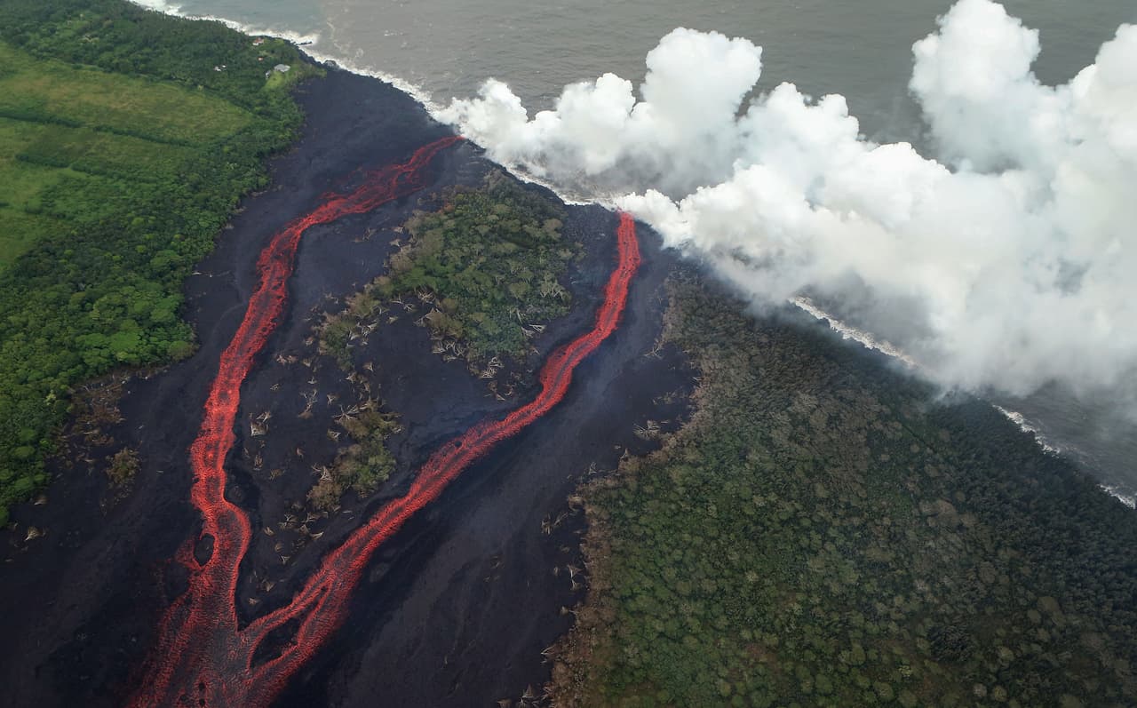 Las autoridades advirtieron a los residentes y turistas de los peligros de las nubes formadas por el ‘laze’. Dos flujos de lava llegaron al mar después de atravesar lentamente la autopista 137.
<br>