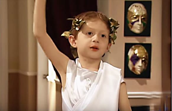 Octavio Ocaña es el simpático Benito, cuyos padres desean que sea actor y siempre lo llevan a los castings, sin importar que él prefiere ser futbolista. 'Vecinos' convirtió al pequeño en una gran estrella.