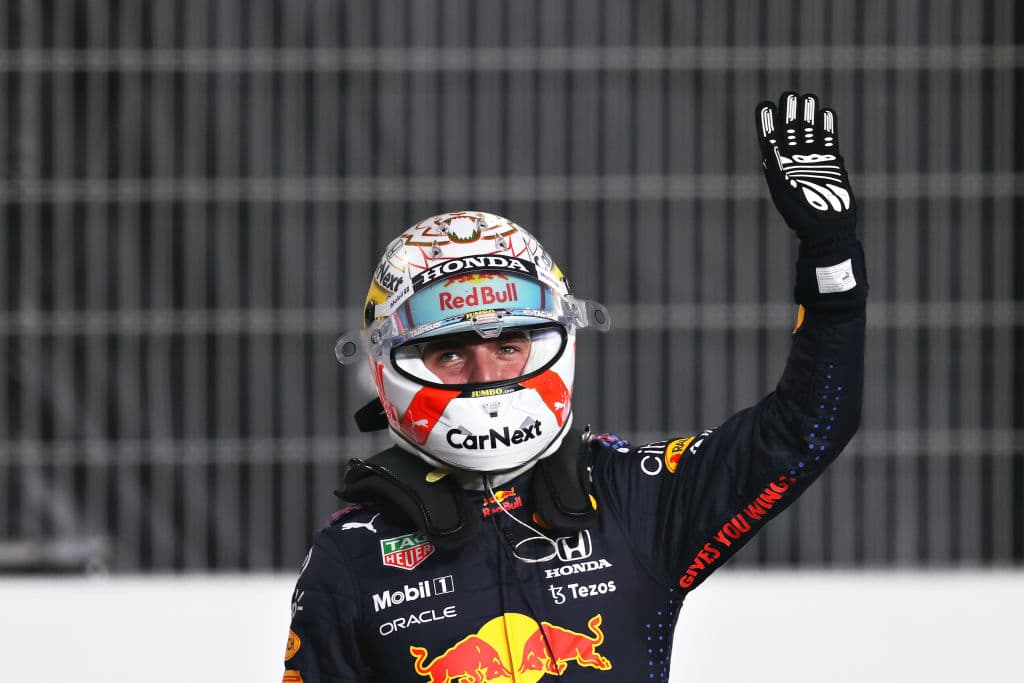 El piloto mexicano Sergio Pérez, quien había quedado octavo en los entrenamientos libres del viernes, saldrá desde la décimo primera posición del Gran Premio de Qatar luego de que no logró clasificar a la Q3.El siete veces campeón del mundo inglés Lewis Hamilton, de Mercedes, arrancará primero en el debutante Gran Premio de Qatar, el vigésimo y antepenúltimo del Mundial de Fórmula Uno, tras haber dominado este sábado la calificación disputada en el circuito de Losail.