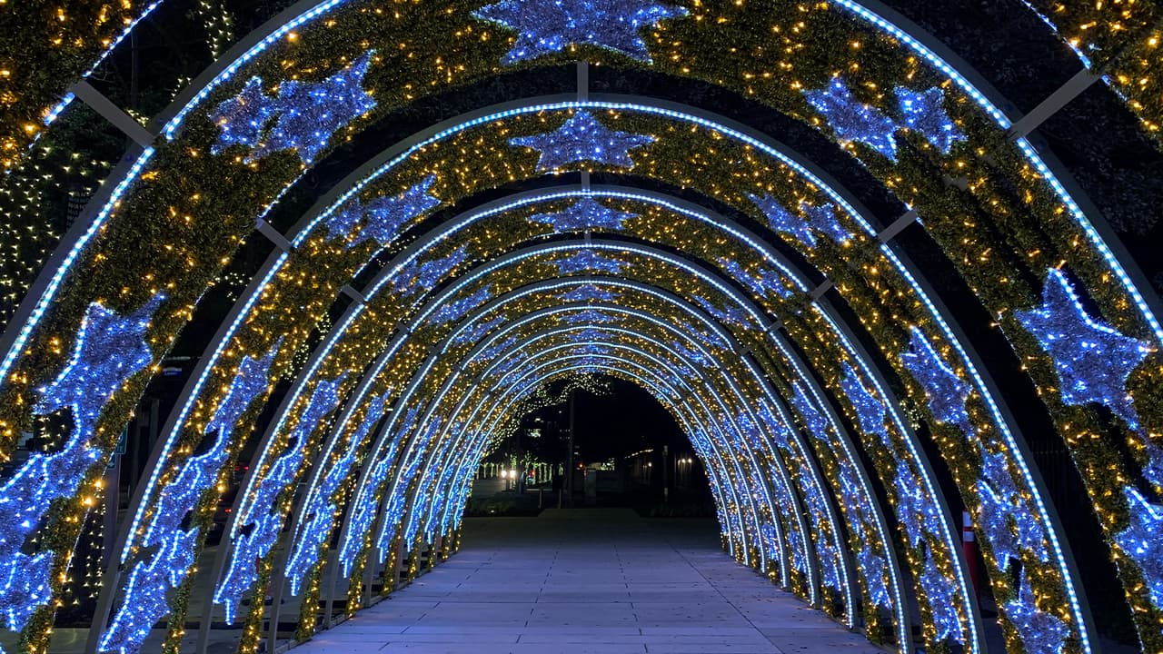 Ahí puedes encontrar túneles iluminados en donde la gente acostumbra a tomarse fotos para publicarlas en las redes sociales.