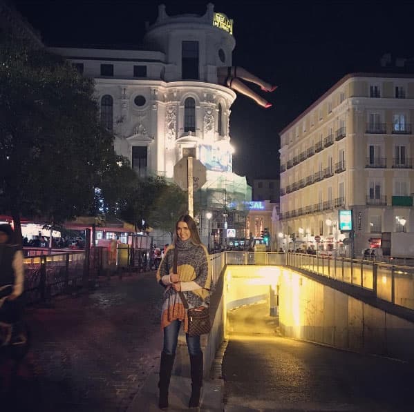 Y como la película se filmó en hermosas locaciones de España, la actriz aprovechó para pasear por Madrid.