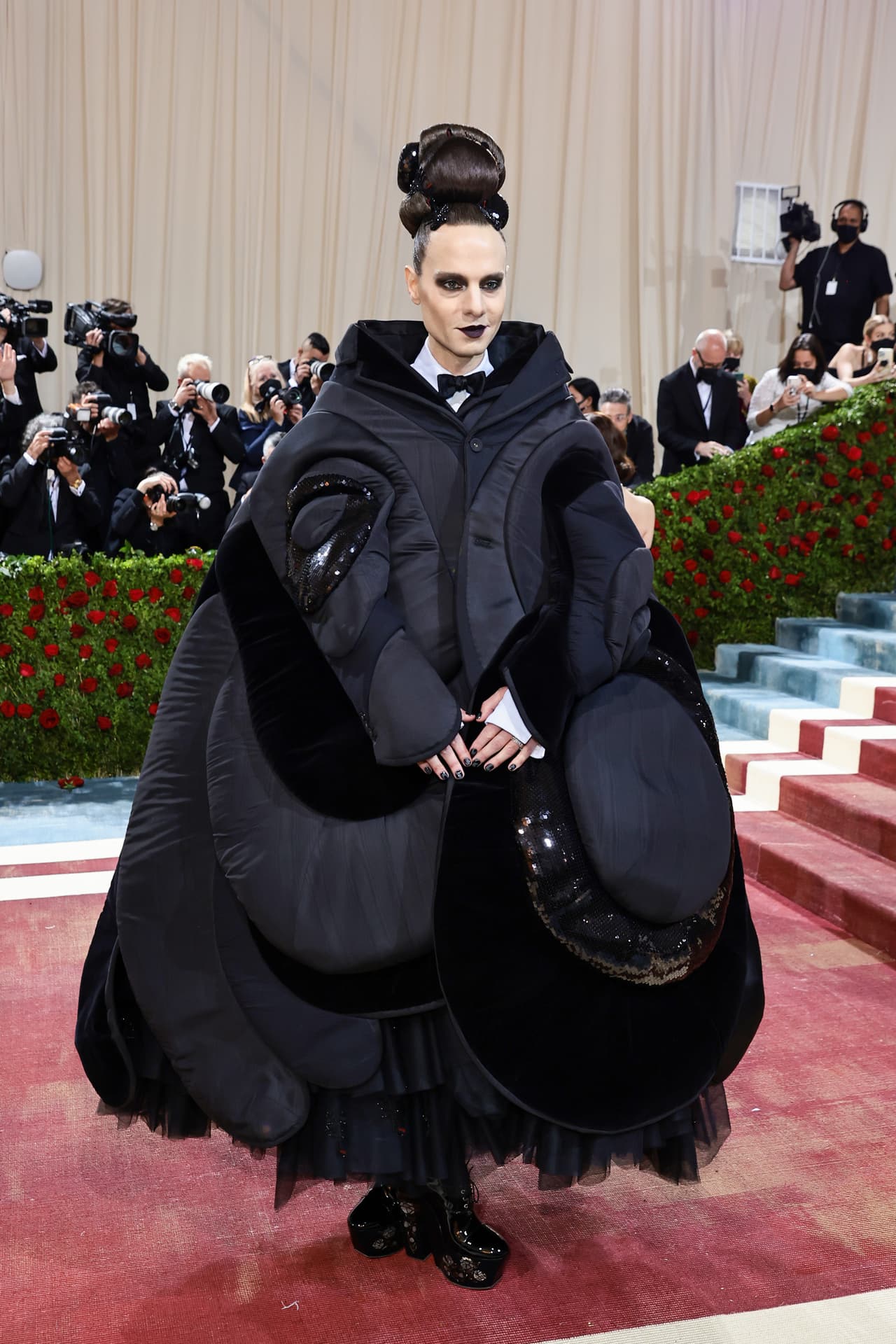 El productor de teatro 
<b>Jordan Roth</b> llevó uno de los looks más extravagantes de la Met Gala 2022 con un abrigo de gran volumen, en corte A y con tul en la parte baja.
