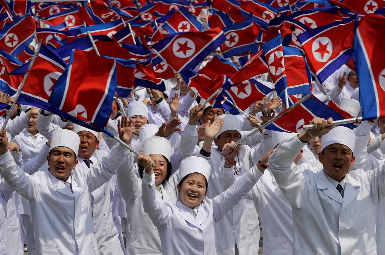 Enfermeras y médicos también participaron en el desfile de este sábado en Corea del Norte.