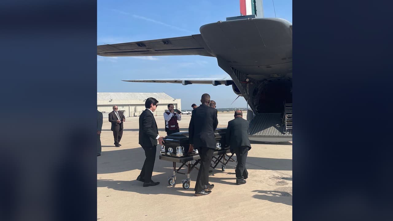 En el primer vuelo llegaron los cuerpos de María Guadalupe Montero Serrato, de 28 años; Gustavo Daniel Santillán Santillán, de 27 años; Omar Rico Almanza, de 29 años; Jozue Diaz Gallardo, de 34 años; Yovani Valencia Olivares, de 16 años; Misael Olivares Monterde, de 16 años; Jair Valencia Olivares, de 20 años y Marcial Trejo Hernandez, de 38 años, según el gobierno mexicano.