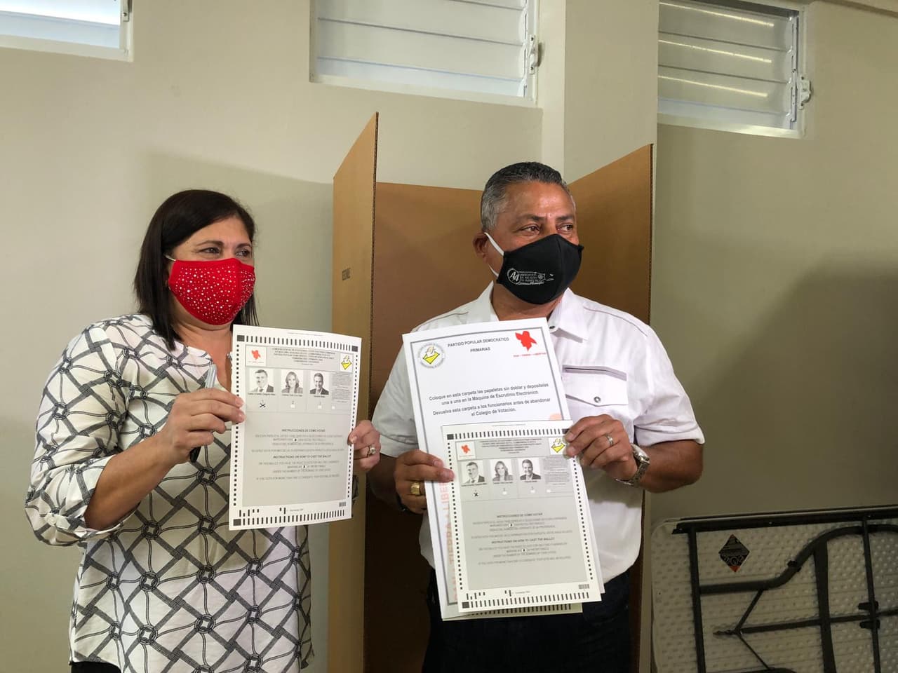 Alcalde de Humacao, Luis Rául Sánchez, emite su voto en su municipio y endosa al precandidato del PPD, Carlos "Charlie" Delgado.