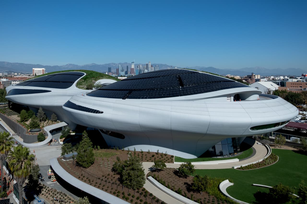 Ubicado en Exposition Park, el Lucas Museum abrirá sus puertas oficialmente el próximo 22 de septiembre, albergando en un edificio de 300,000 pies cuadrados diseñado por Ma Yansong miles de obras que exploran la historia del arte narrativo visual.