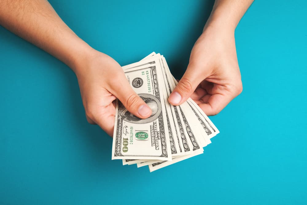 No te diluyas discutiendo tus proyectos con gentes pusilánimes y negativas que van a tratar de desalentarte. Si cuentas tus planes podrían no realizarse. Hazlo todo calladamente y cuando estés listo tendrás mucho más dinero en tus manos.