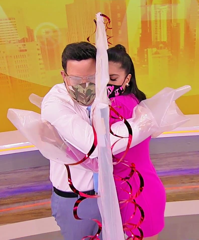 Este fue el 'Momento del Día' en el show, pues el amor y la amistad en esta temporada complicada se vieron reflejados en este emotivo abrazo.