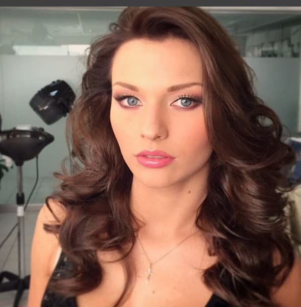 Y a pesar de que en la novela no se soportan, fuera de los foros de grabación se quieren mucho y son buenas compañeras de trabajo. ¿Quién te gusta más?