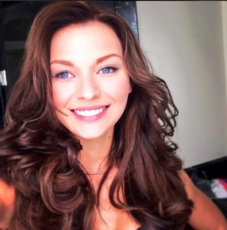 Irina lo tenía rubio, pero para este proyecto usa un tinte más oscuro. ¡Se ve muy guapa!