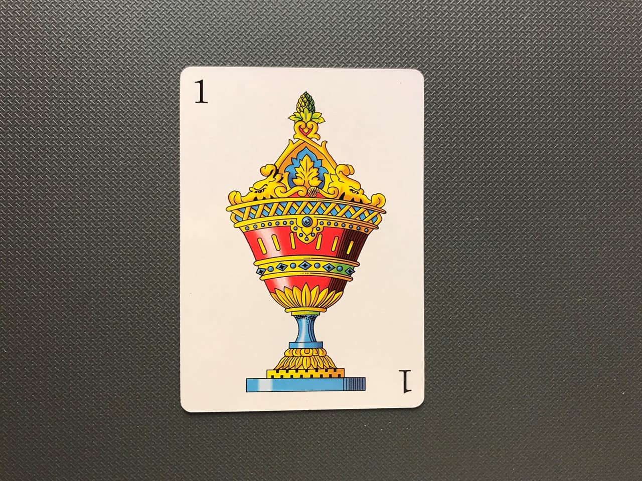 Las copas, más emocionales y sensibles, suelen relacionarse finalmente con los signos de agua: Cáncer, Escorpión y Piscis.