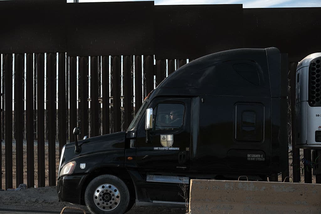 Qué hay detrás de la suspensión de visas para conductores de camiones comerciales 