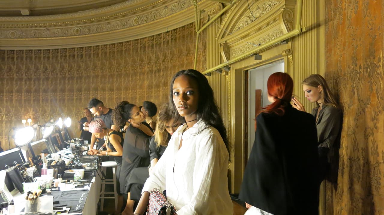 Luego se rizan las pestañas y se aplica máscara de pestañas solamente en la parte exterior.
<br>