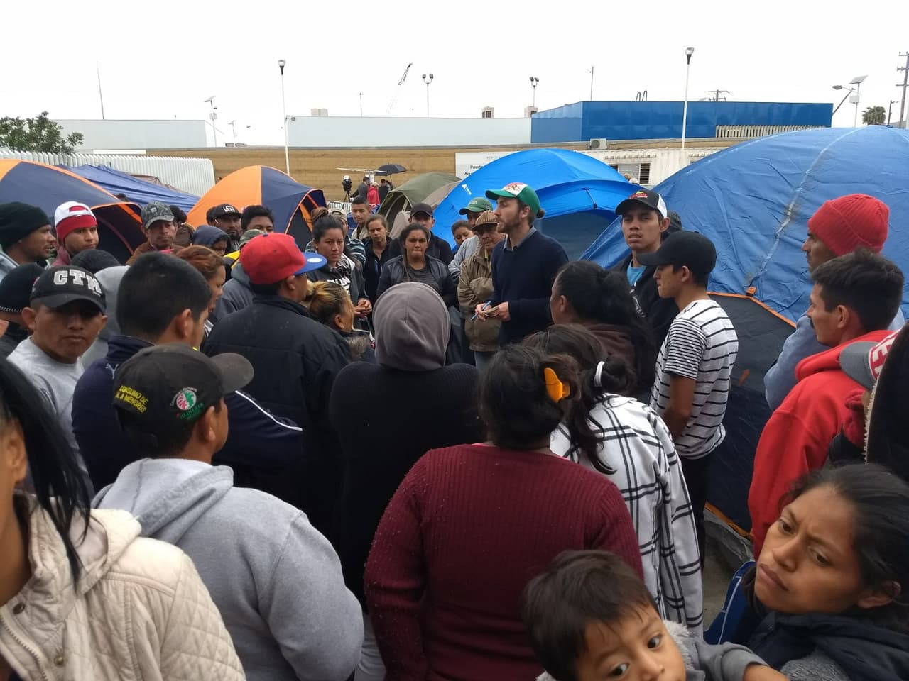 Una de las reglas era asistir a todas las reuniones, que se realizan de manera improvisada en el campamento para anunciar cómo proceder hacia la garita donde exponen sus casos de solicitud de asilo.