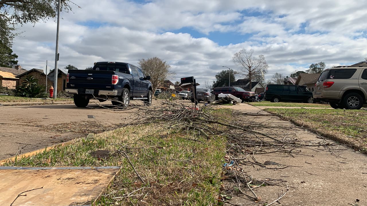 Las ráfagas de fuertes vientos dejaron mucha basura en una gran parte del territorio de Pasadena.