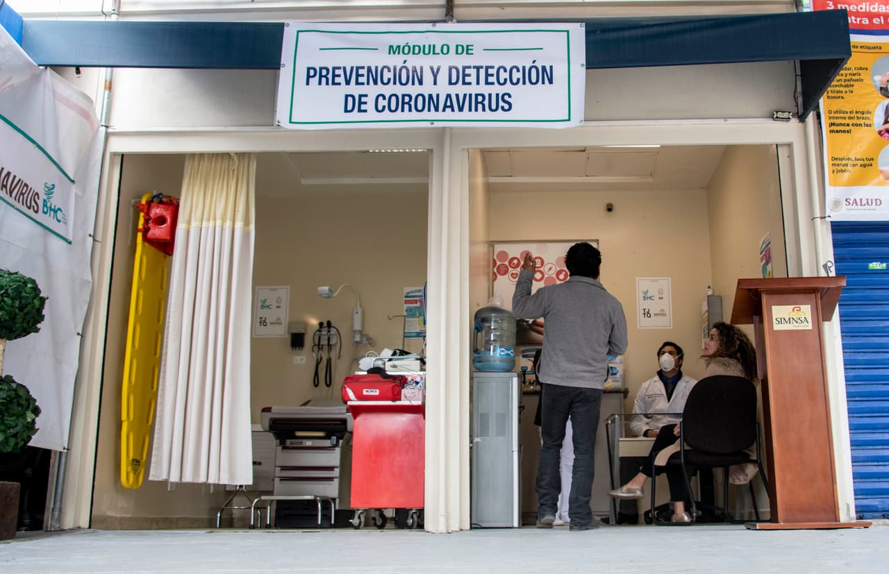Una clínica de prevención y detección ofrece chequear temperaturas y síntomas para los que van cruzando la frontera en la garita de San Ysidro en Tijuana, Baja California, México, el 20 de marzo, 2020. 
<br>