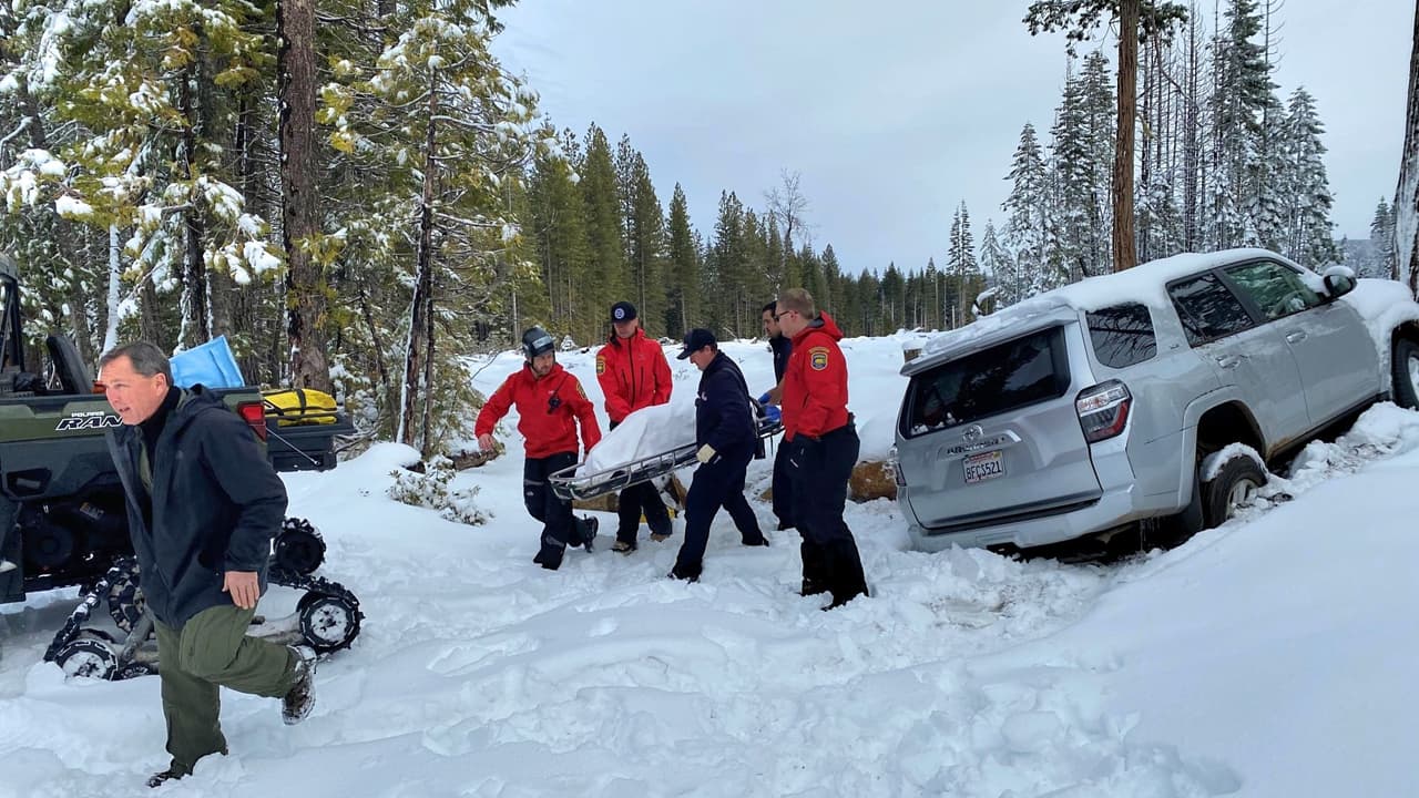 Hallan viva a mujer de 68 años que llevaba seis días dentro de una camioneta enterrada en la nieve en California