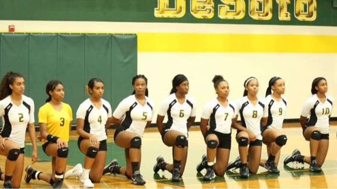 Las chicas de voleibol de la escuela preparatoria de DeSoto también protestaron indicando que el próximo podría ser su padre, hermano o novio.