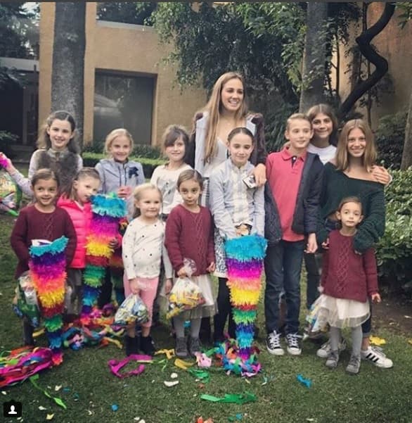 Las pequeñas disfrutaron su primera festividad navideña de 2017 con la familia de su padre. Aquí, posando con sus primos.