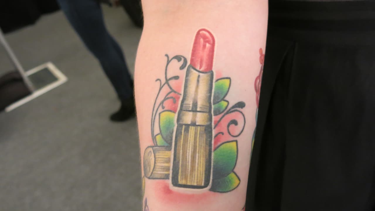 Un lipstick rojo decora su piel.