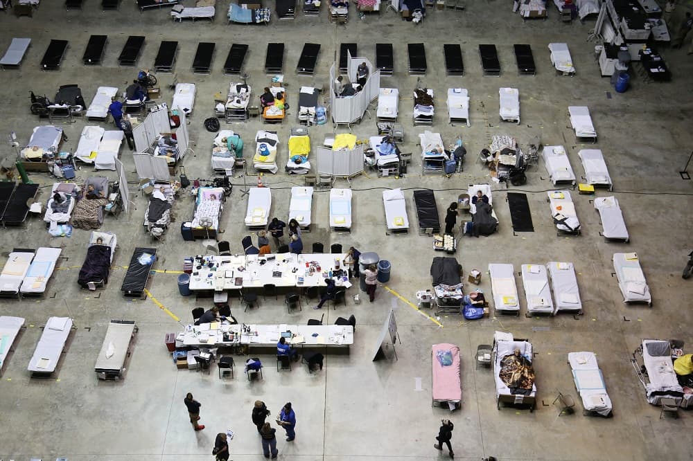 La cancha de baloncesto del coliseo Juan Aubin Cruz Abreu, convertida en una sala de hospitalización.