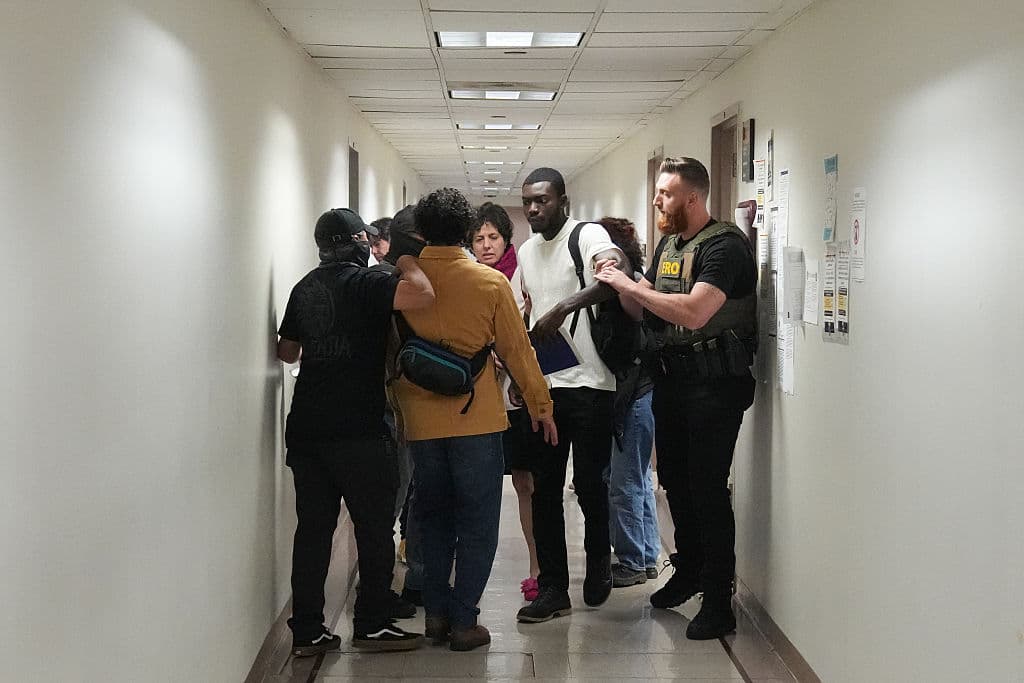 El 27 de junio de 2025, agentes de ICE arrestan a un inmigrante en el Federal Plaza Courthouse en Nueva York tras su audiencia. El aumento de detenciones en 38 estados, según UC Berkeley, refleja operaciones anónimas de ICE que preocupan a defensores de migrantes. (Foto por Bryan R. SMITH/AFP via Getty Images)
<br>