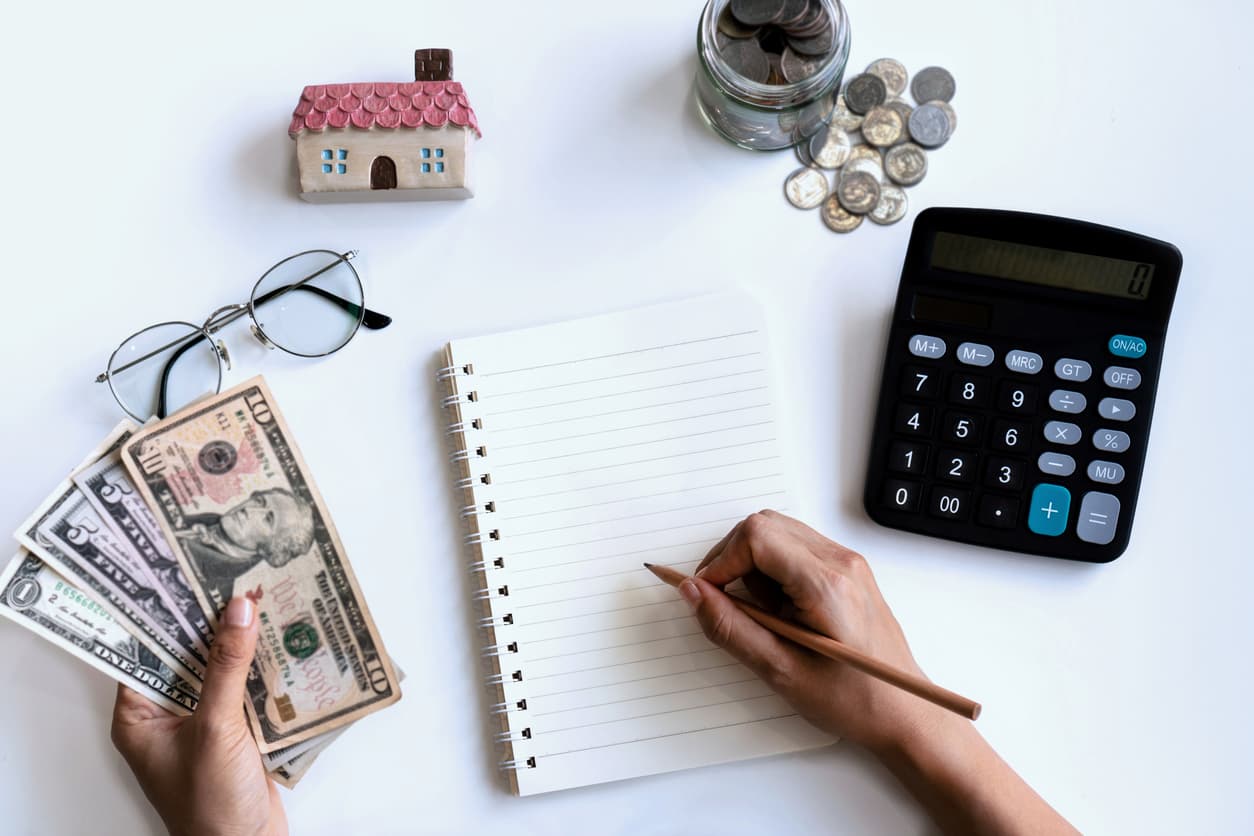 A medida que la inflación se mantiene en niveles históricos en Estados Unidos, muchas personas han comenzado a 
<b>considerar mudarse a algún país cuyo costo de vida les permita vivir más cómodamente</b> con el mismo ingreso.
<br>
<br>
<i>Insider </i>realizó un listado de las seis ciudades del mundo en las que 
<b>es posible vivir cómodamente con solo $1,000 mensuales.</b> Para realizar el listado, utilizó datos del sitio web de comparación Numbeo, que proporciona un resumen colaborativo del costo de vida en las principales ciudades del mundo.
<br>