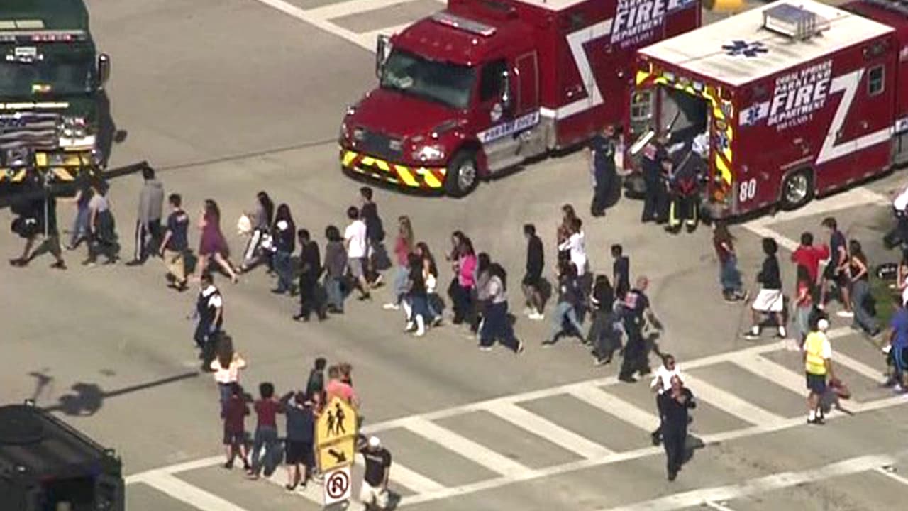 La policía coordinó la salida ordenada de los alumnos de la secuendaria tras el tiroteo.