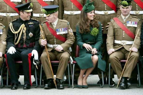 San Patricio es el patrón de Irlanda y es por eso que los Duques de Cambridge lo han querido conmemorar en la ciudad de Aldershot, visitando a la Guardia Irlandesa.