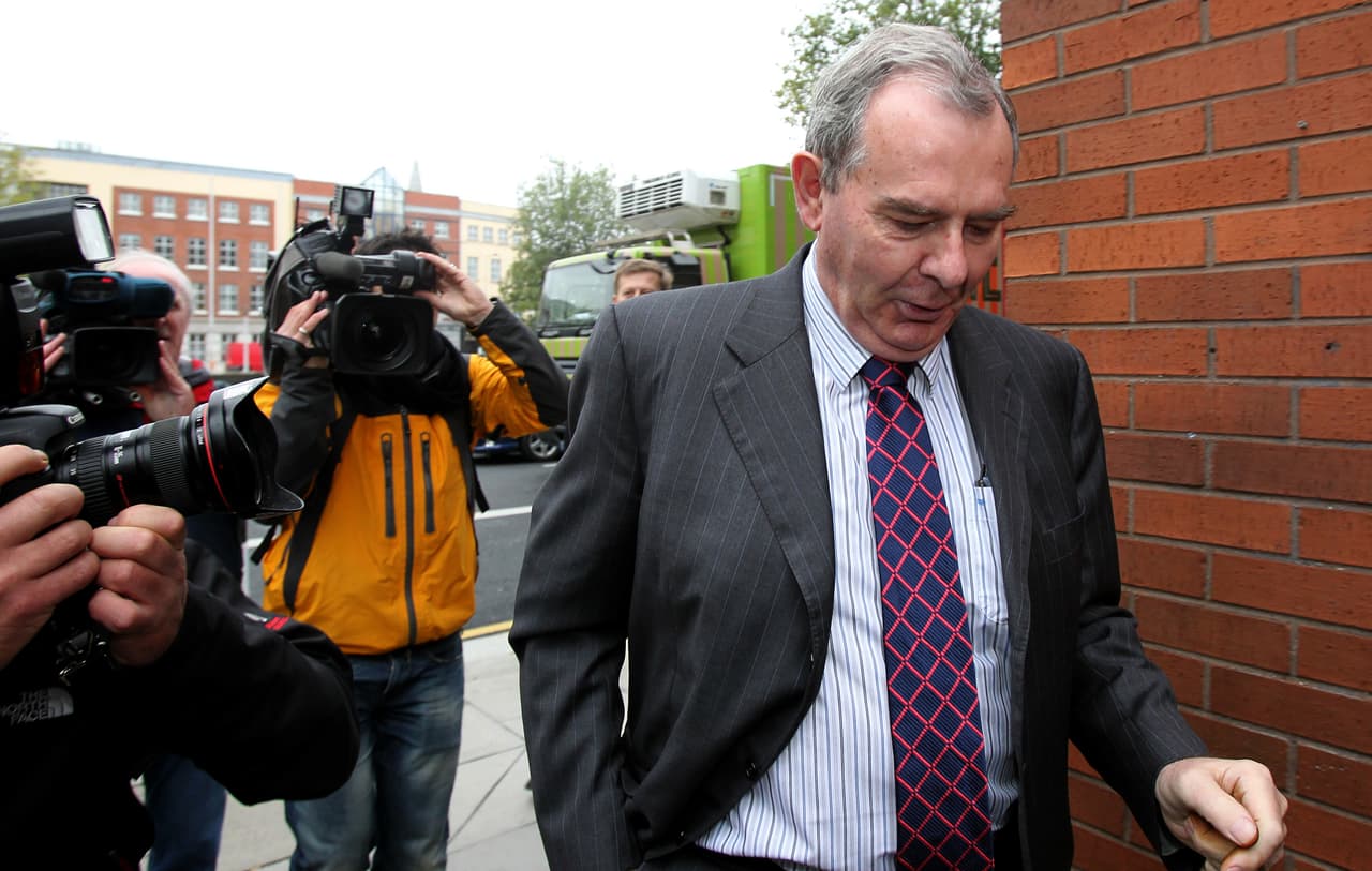 <h2 class="cms-H2-H2">5. Sean Quinn</h2>
<br>
<br>Sean Quinn fue alguna vez el hombre más rico de Irlanda, con una fortuna calculada en 3,000 millones de euros (unos 3,200 millones de dólares). 
<br>
<br>Sus empresas incluían la construcción, los bienes raíces y la energía, pero Quinn perdió el control de su conglomerado después de una mala inversión en el Anglo Irish Bank, que acabó siendo rescatado por los contribuyentes irlandeses. 
<br>
<br>Para 2011, su fortuna se calculaba en 50,000 libras (unos 62,000 dólares). 
<br>