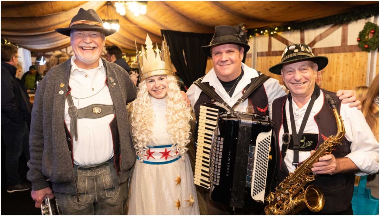 <b>Christkindlmarket Wrigleyville</b>
<br>📍3635 N. Clark St., Chicago, IL, 60613.
<br>📆Del 17 de noviembre hasta el 24 diciembre.
<br>✍️773-388-8260.
<br>❄️Un poco de Alemania se presenta en este bazar que es igual al que se ubica en Daley Plaza. En cada puesto podrán encontrar regalos, artesanía, juguetes y por supuesto comida tradicional alemana.