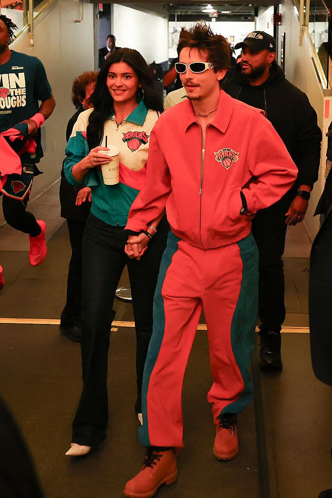 Con júbilo y esperanza, como el resto de
<b> los fans de los New York Knicks</b>, 
<b><a href="https://www.facebook.com/reel/1949424045864142" target="_blank">Kylie Jenner y Timothée Chalamet</a> </b>llegaron el sábado 
<b>31 de mayo</b> al sexto partido de la semifinal de la conferencia Este de la NBA. Los New York Knicks se enfrentaron a los 
<b>Indiana Pacers </b>en el Gainbridge Fieldhouse, en Indianápolis, Indiana.