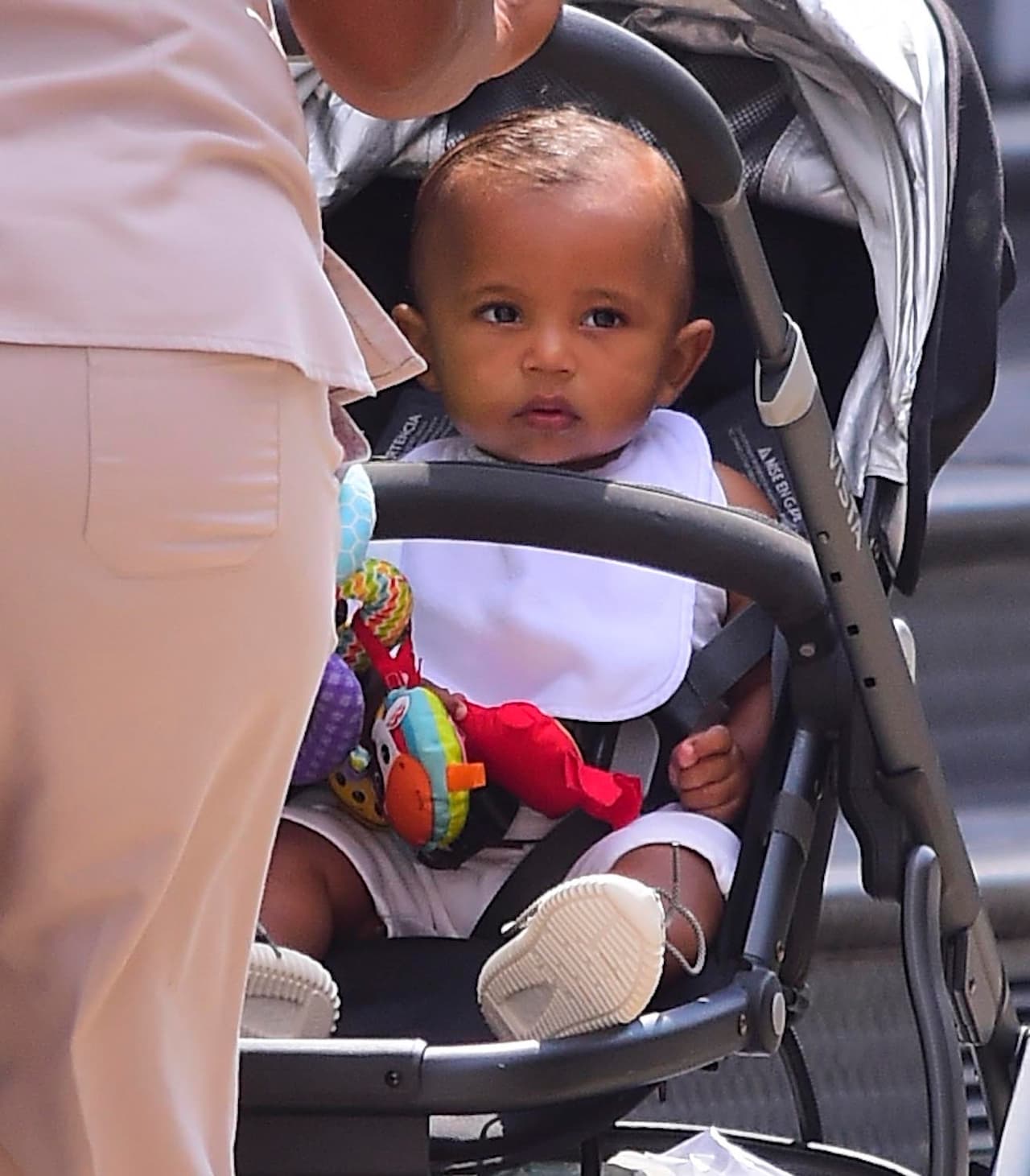 ¡Ni modo, Saint! Ahora te tocó pasear sólo con la nanny.