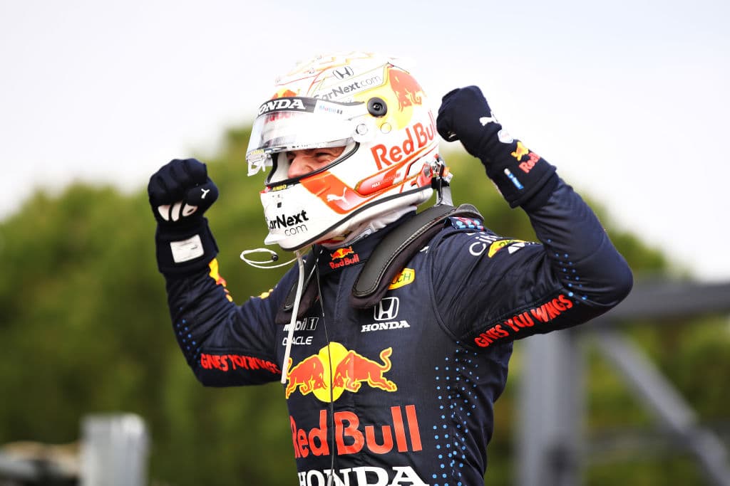 En una espectacular carrera, Max Verstappen de Red Bull se lleva la primera posición del Grand Prix de Emilia Romaña, en el Autódromo Enzo e Dino Ferrari. En una pista un tanto difícil y con un accidente de por medio, la carrera fue emocionate, llena de buenas maniobras por parte de Lewis Hamilton. Ambos pilotos comparten podio con Lando Norris. El mexicano Sergio Pérez queda en 12° lugar.