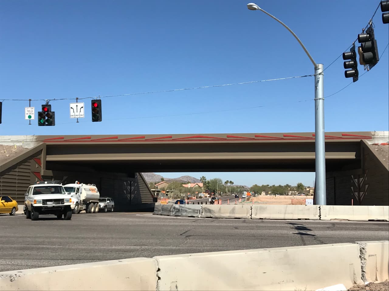 Luego de una larga espera, de cierres durante su construcción y transito, este miércoles se inaugura el nuevo tramo de la autopista 202 de South Mountain. 
<br>