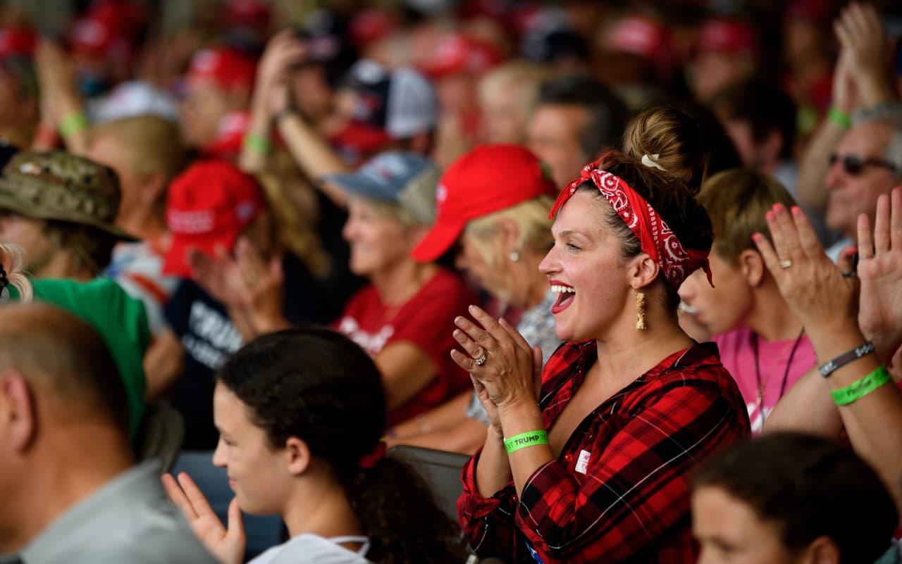 Así esperaron los simpatizantes de Trump su llegada en el aeropuerto de Latrobe.