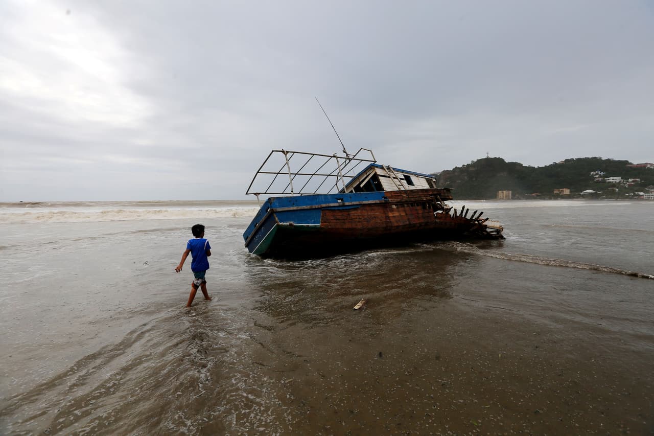 NICARAGUA- Un niño camina hacia un barco destruido en la playa de San Juan del Sur, en Rivas a unos 140km de Managua, Nicaragua, el 6 de octubre de 2017.
