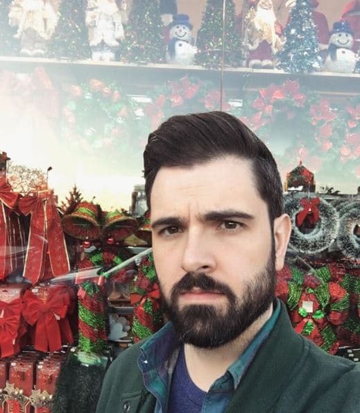 "Al creer que podría ser un agente, decidí contestar una de las llamadas y quedarme en silencio, esperando una grabación, sin embargo solo escuché silencio y un sonido electromagnético como el que recogí días atrás con mi celular en mi apartamento. Cuando estaba a punto de colgar, oí una voz susurrar, 'hola'", escribió.